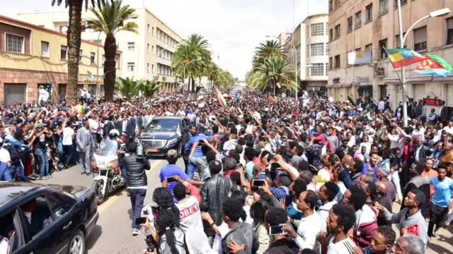 ለጠቅላይ ሚኒስትር ዐብይ አቀባበል በአሥመራ ጎዳና ላይ