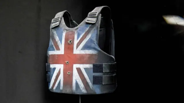 Birkeşik Krallık bayrağı olan çelik yelek