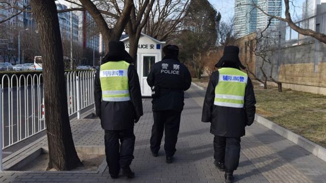 北京警察在街头巡逻