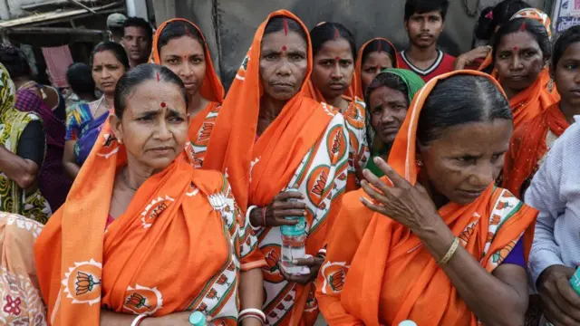 নন্দীগ্রামে একটি সমাবেশে গেরুয়া শাড়ি পরা বিজেপি সমর্থকরা