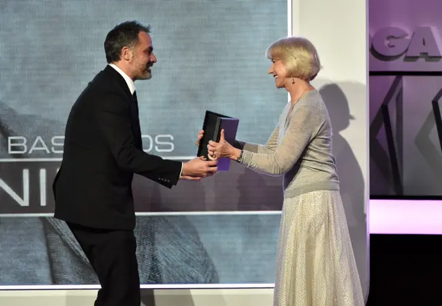 Мигель Сапочник получает награду от Хелен Миррен