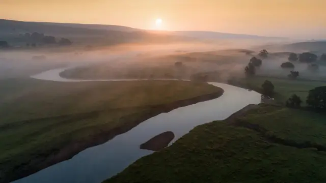 Paisagem com rio que cruza vale