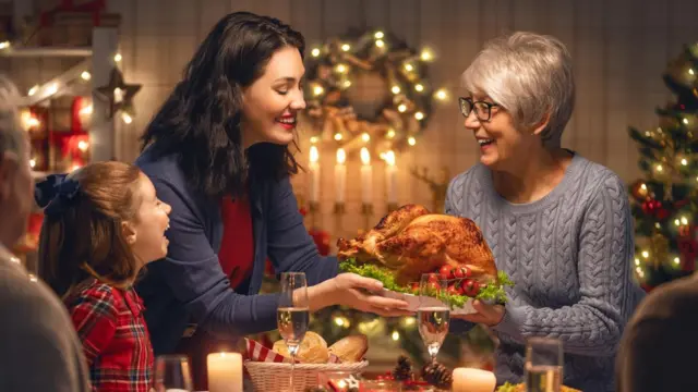 Suasana pada musim liburan dapat membuat kita berekspektasi bahwa kita akan disuguhi makanan dalam jumlah besar