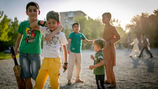 Дети играют в крикет в Кабуле