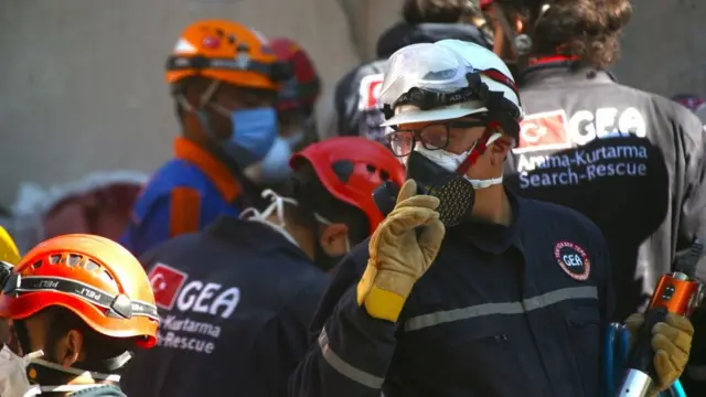 İzmir depreminin arama kurtarma ekipleri anlatıyor: 'Haydi abilerim beni kurtarın' dedi, biz de elimizden geleni yaptık