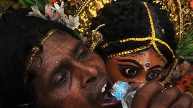 पानी पीता शख्स