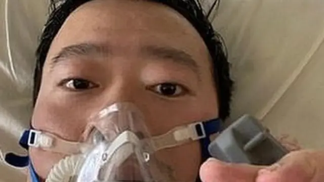 O médico Li Wenliang publicou nas redes sociais uma foto na cama do hospital