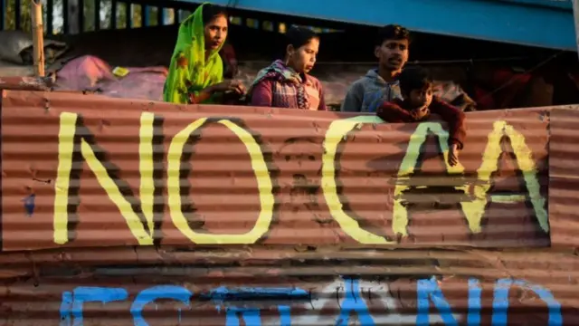 দিল্লিতে নতুন নাগরিকত্ব আইনের বিরুদ্ধে দেয়ালে স্লোগান। এই আইন নিয়ে ঢাকা ও দিল্লির সম্পর্কে শীতলতা শুরু হয়েছে বলে অনেক পরযবেক্ষক মনে করছেন।