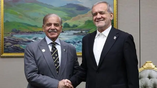 இரானிய அதிபர் மசூத் பெசெஷ்கியானுடன் பாகிஸ்தான் பிரதமர் ஷெபாஸ் ஷெரீப்.