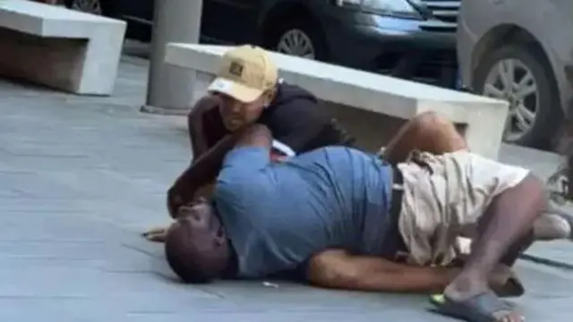 Àwòrán bí afurasí náà ṣe ki Alika Ogorchukwu lọ́rùn mọ́lẹ̀