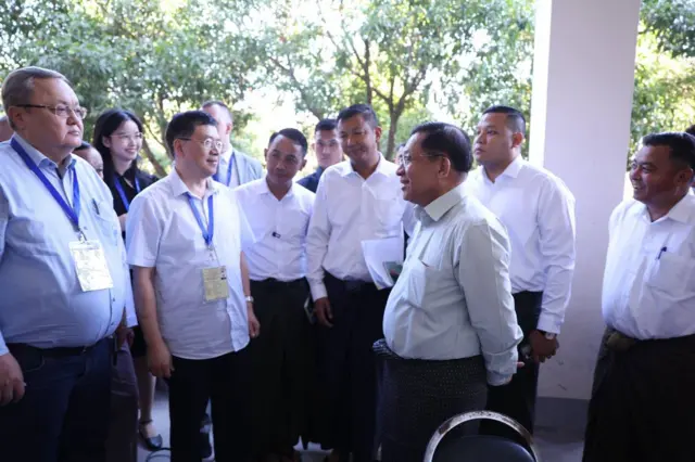 နေပြည်တော်မှာ ဒီဇင်ဘာလ ၂၈ ရက်တုန်းက ရွေးကောက်ပွဲအပိုင်း ၁ ကို လာလေ့လာတဲ့ တရုတ်အထူးကိုယ်စားလှယ်နဲ့ ဗိုလ်ချုပ်မှူးကြီး မင်းအောင်လှိုင်