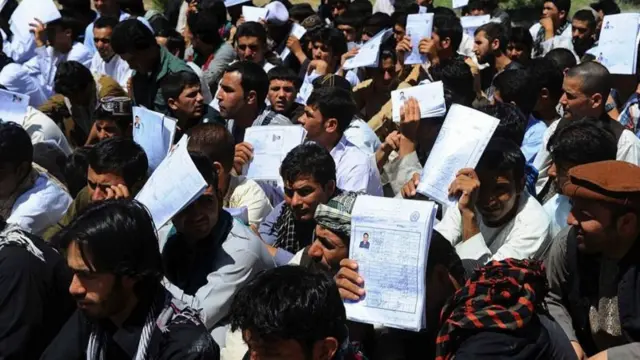 شناسنامههای کاغذی بدون ثبت الکترونیکی هنوز در افغانستان استفاده میشود