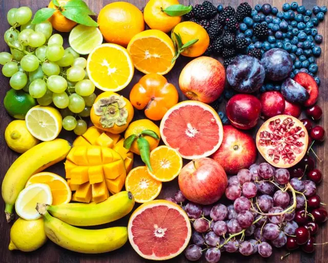 Narenciyeler , muz, ananas ve üzün gibi meyveler 