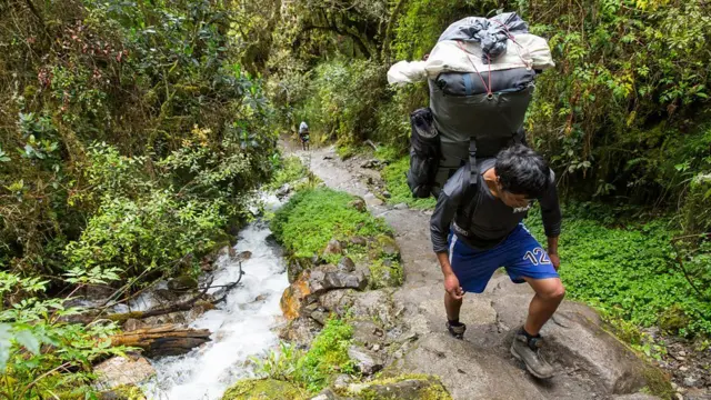 Carregadores na Trilha Inca transportando bagagem

