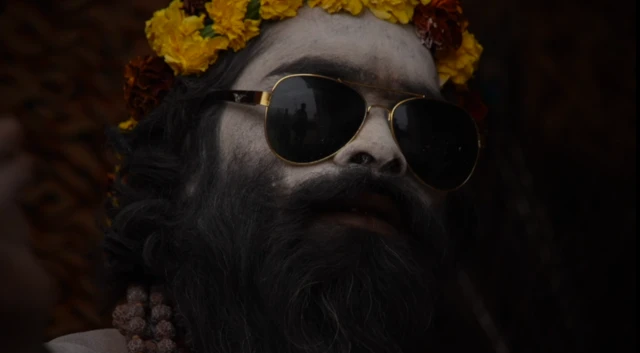 एका बाजूला विरक्ती हेच जीवनाचं सार आहे, असं सांगणारे हे साधू आता मात्र स्मार्टफोन वापरताना दिसतात.