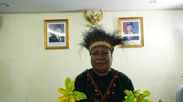Rufina bercerita, ketakutan berkecamuk di warga kampung Onggari melihat sebuah peta, yang memasukkan hutan dan tanah mereka dalam proyek penanaman tebu.