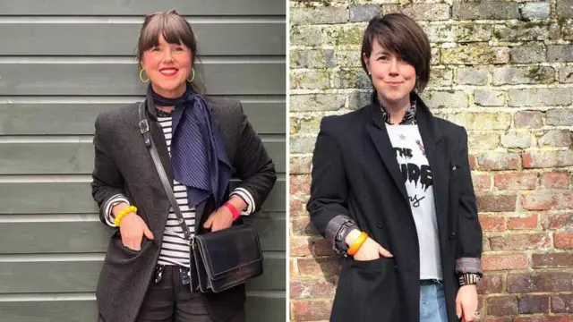 A la izquierda, en 2025, Caroline Jones aparece de pie sobre un fondo de madera verde pálido, mirando a la cámara y sonriendo. Tiene cabello castaño con flequillo, ojos azules y un labial rojo brillante. Lleva una chaqueta gris oscuro, vaqueros negros, una bufanda azul y una blusa de rayas azules y blancas. También lleva una pulsera de cuentas amarillas, pendientes de aro amarillos, un reloj rosa y un bolso negro cruzado. A la derecha, en 2015, aparece de pie contra una pared de ladrillos, con la raya al lado y un flequillo más largo sobre el ojo izquierdo. Lleva una chaqueta gris oscuro, vaqueros azules, una camiseta blanca con letras negras y una pulsera naranja.