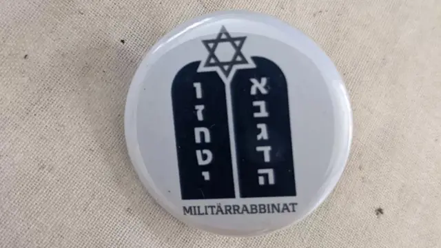 A modern-day Jewish military chaplaincy badge, with both Hebrew and German writing, and the star of David at the top