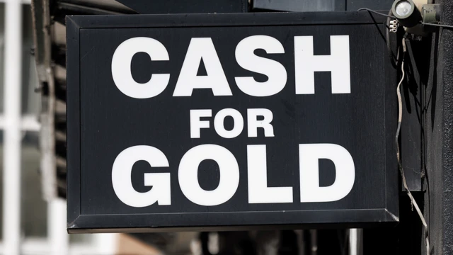 Чорний знак із написом «готівка за золото» в районі Хаттон-Гарден у Лондоні.