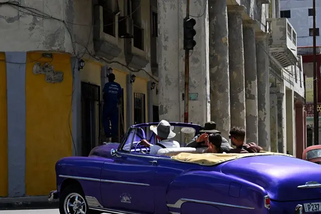 Cubano en un vehículo