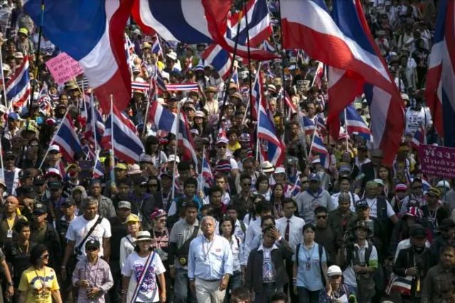 สุเทพ เทือกสุบรรณ นำ 9 สส.ประชาธิปัตย์ ลาออกจากการเป็นสมาชิกพรรค เพื่อเข้าร่วมชุมนมต่อต้านร่าง พ.ร.บ.นิรโทษกรรมฉบับ "เหมาเข่ง" ก่อนยกระดับเป็นการขับไล่รัฐบาลยิ่งลักษณ์ ชินวัตร เมื่อปี 2556-2557