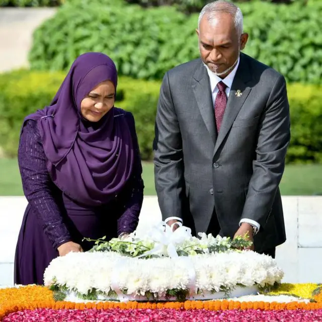 রাজঘাটে গান্ধীর সমাধিস্থলে সস্ত্রীক শ্রদ্ধাঞ্জলি দিচ্ছেন প্রেসিডেন্ট মুইজ