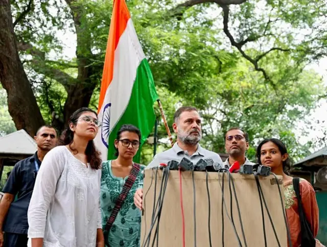 மத்திய அரசுக்கு எதிராக எதிர்க்கட்சிகளின் அழுத்தமும் தொடர்ந்து நீடித்து வந்ததுடன் இந்த விவகாரம் நாடாளுமன்றத்திலும் எதிரொலித்தது