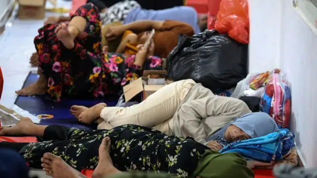 Perempuan pengungsi beristirahat