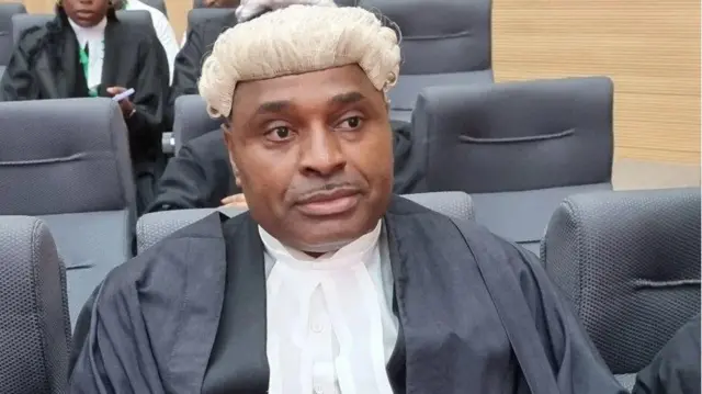 Foto Kenneth Okonkwo dịka o yi uwe ndị ọkaiwu ma nọrọ n'ụlọikpe