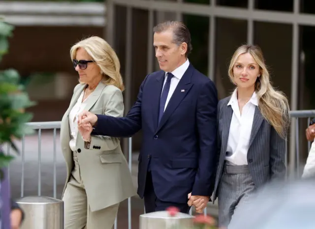 Hunter Biden este martes en el tribunal de Delaware junto a su madrastra y primera dama Jill Biden, y su esposa Melissa Cohen Biden.