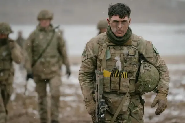 سربازان بریتانیایی در اسمردان، رومانی، در حال بازگشت به اردوگاه
