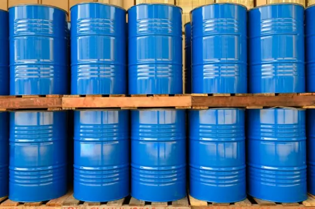 कच्च्या तेलासाठी भारत मोठ्या प्रमाणावर इतर देशांवर अवलंबून आहे. 