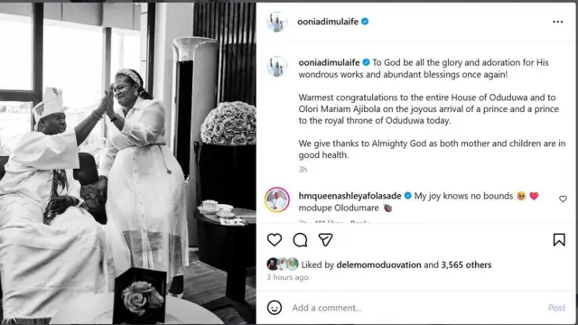 Ọba Adeyeye Ogunwusi ati Olori Mariam Ajibola dijọ n fi ọwọ kan ọwọ, wọn n rẹrin bi ọọni se kede pe Olori naa bi ibeji