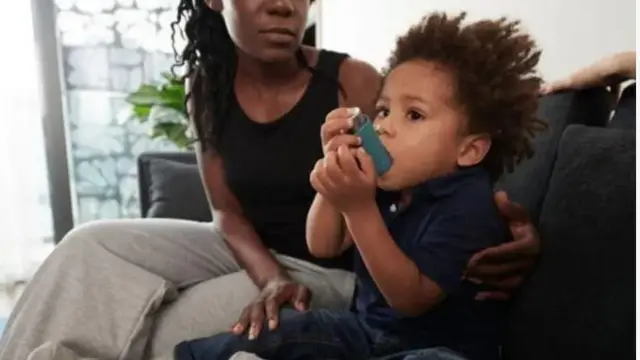 Ọmọde to n mi Inhaler ati iya rẹ
