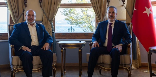 Hamas Siyasi Büro üyesi ve Dışişleri Bakanı Hakan Fidan yan yana oturuyor