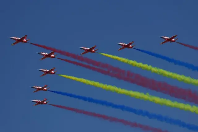 中国飞机巡演,空中是不同颜色的喷气