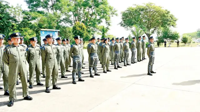 လေတပ်ပိုင်းလော့တချို့ကို တွေ့ရစဥ်။