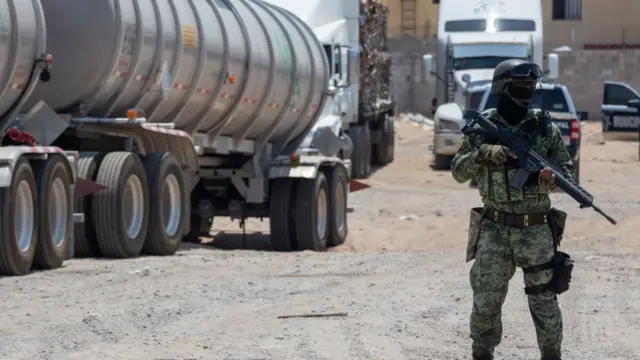 Soldado con camión de gasolina, huachicoleo