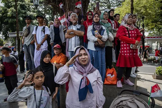 Warga memberikan hormat dalam upacara peringatan HUT ke-80 Kemerdekaan Republik Indonesia di luar Istana Kepresidenan Yogyakarta pada 17 Agustus 2025 di Yogyakarta, Indonesia.