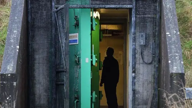 Albaabka laga galo mid ka mid ah hoyga dhulka hoose oo laga dhisay Waqooyiga Ireland.