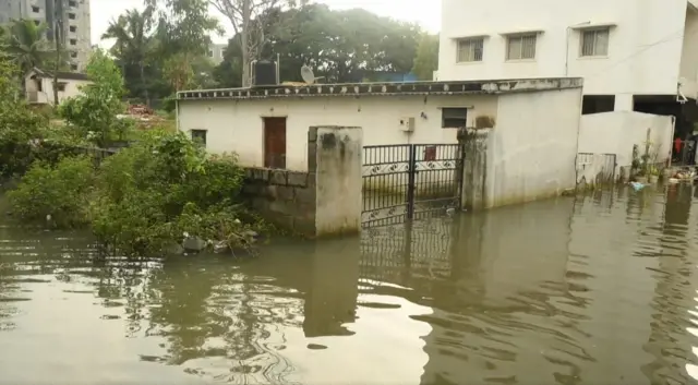 నీటిలో మునిగిన ఇల్లు