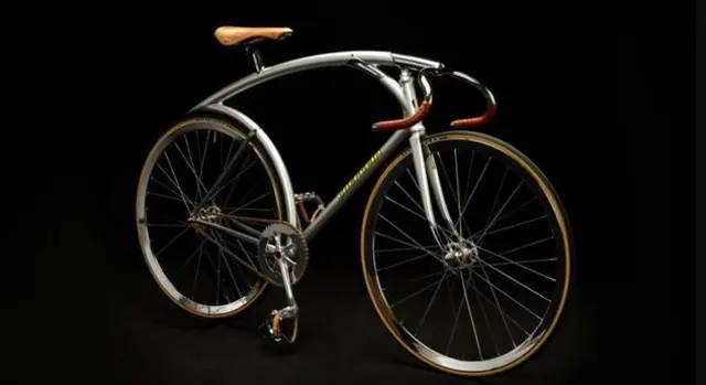 Жыныстық қатынас Алиса пәк қызбен топтық жыныстық қатынасқа түседі