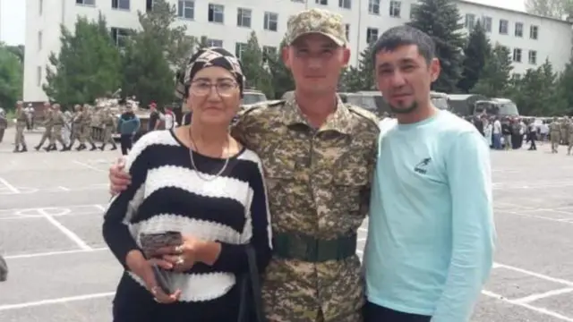 Элдияр Жайлообеков апасы жана бир тууган агасы менен