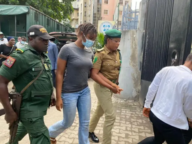 Warder dey escort Chidimma Ojukwu enta court gate