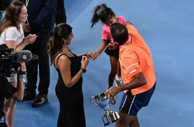 روہن بوپنا اپنی اہلیہ اور بیٹی کے ساتھ