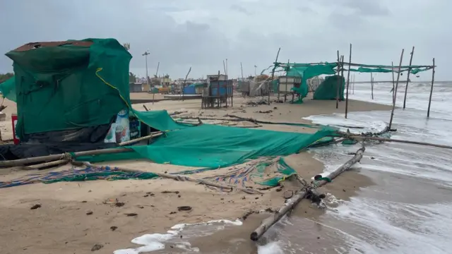 માંડવી બીચ પર વાવાઝોડાંની અસર