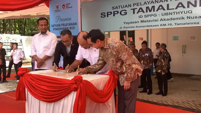 Rektor Unhas, Jamaluddin Jompa bersama Kepala BGN, Dadan Hindayana dan Mendikti Saintek, Brian Yuliarto menandatangani peresmian SPPG Unhas, disaksikan Gubernur Sulsel, Andi Sudirman Sulaiman.