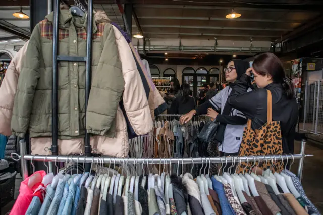 Pakar menyebut bagaimana pesanan baju untuk seri musim tertentu, bisa memngaruhi pola perekrutan pekerja.