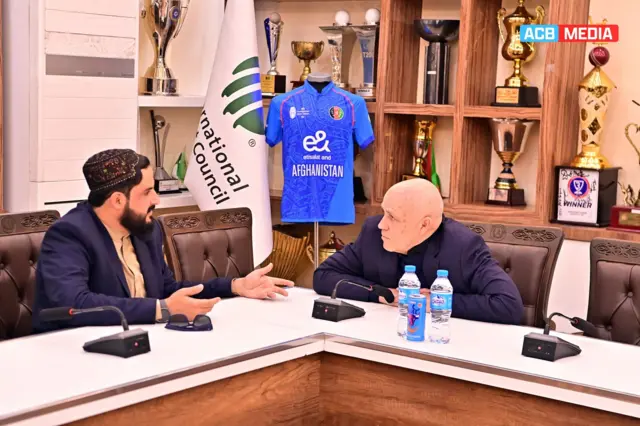 کابل ته له رسېدو سره د افغان کرېکټ بورډ چارواکو له رچرډ پی باس سره په کرېکټ بورډ کې لومړۍ ناسته لرله