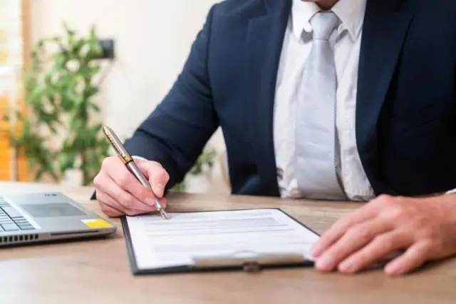 जीवन विमा किंवा कोणताही विमा खरेदी करताना, तुम्ही विमा कंपनीला योग्य आणि अचूक माहिती देणं महत्वाचं आहे. 